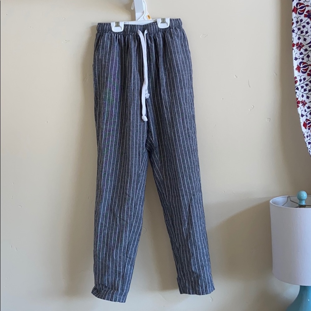 Draw string pants. Very comfy with a loose fit!